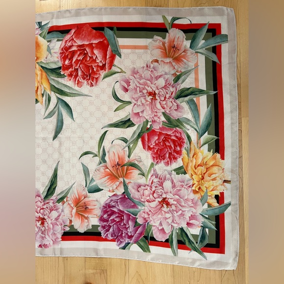 🌸🪷GIANI BERNINI Signature Tropical Hibiscus Floral Print Scarf—Est. 25.5”x 71” - Picture 4 of 16